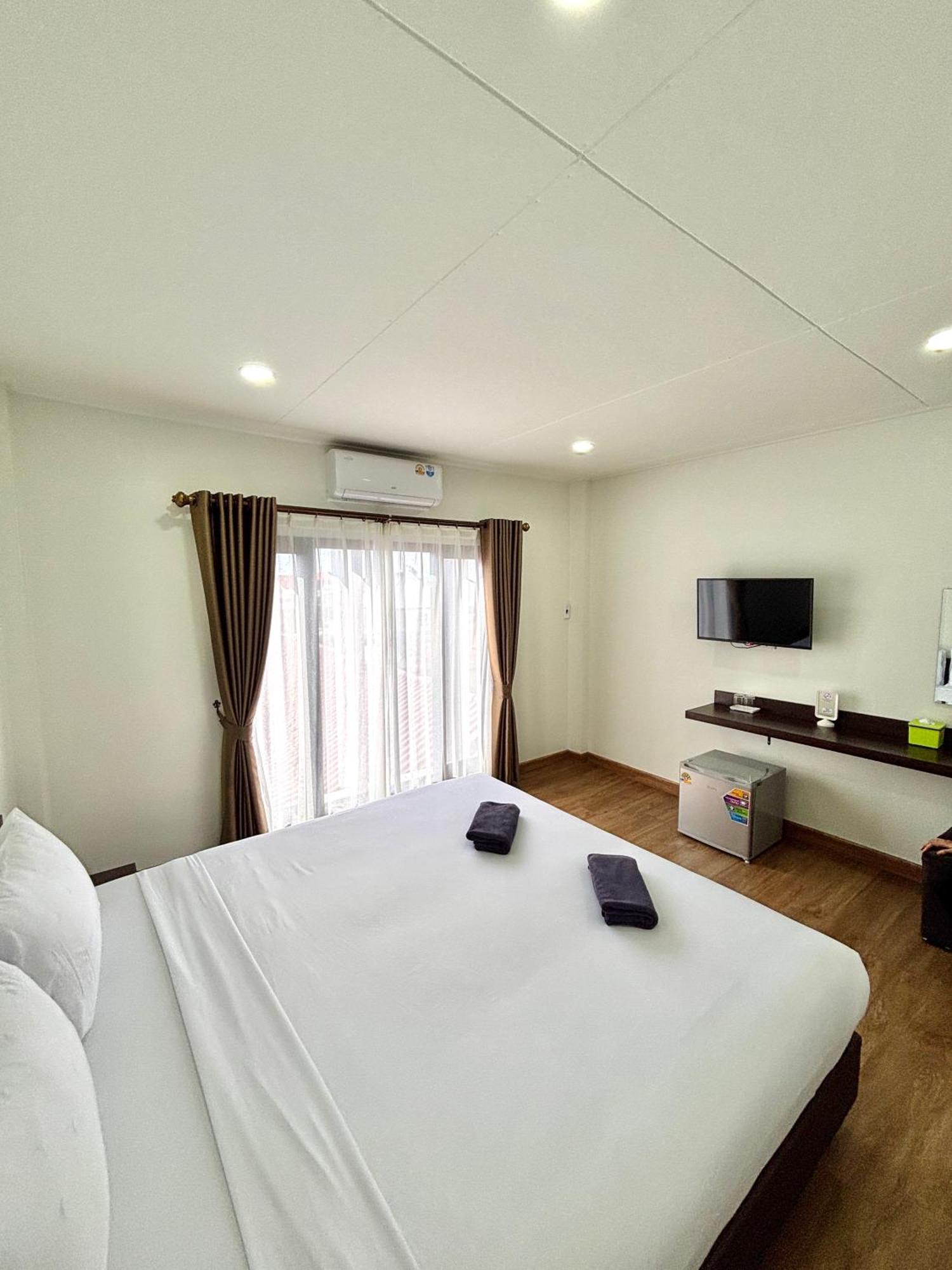 Bordin Hotel Убонратчатхани Экстерьер фото